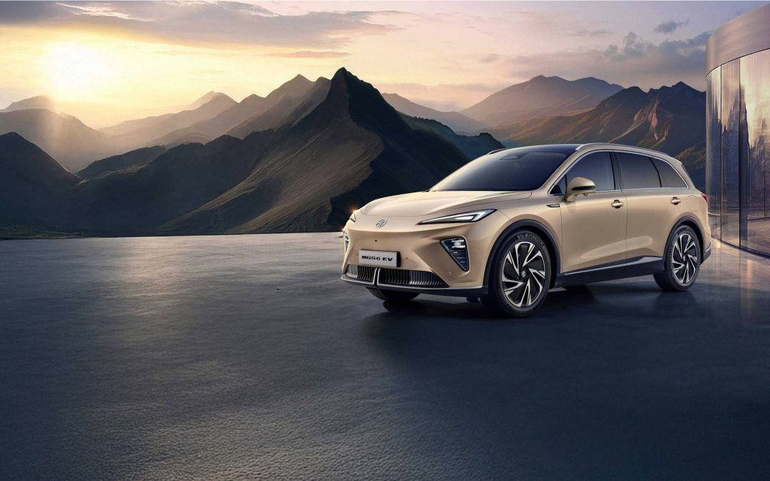 Elektrisk SUV MG EV kjører langs fjellandskap – beige karosseri, LED-frontlys og store felger