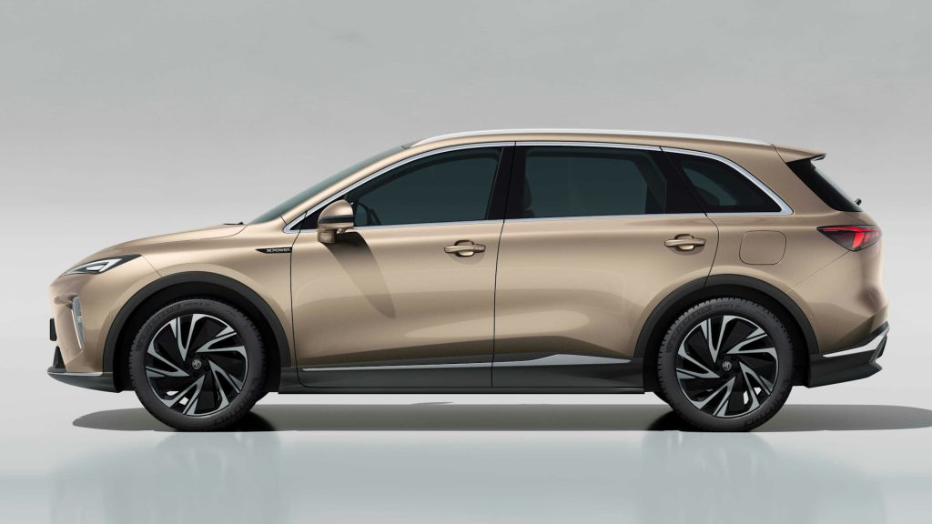 Beige MG SUV med XPOWER-badge, sorte detaljer og stilige felger – fokus på ytelse og design