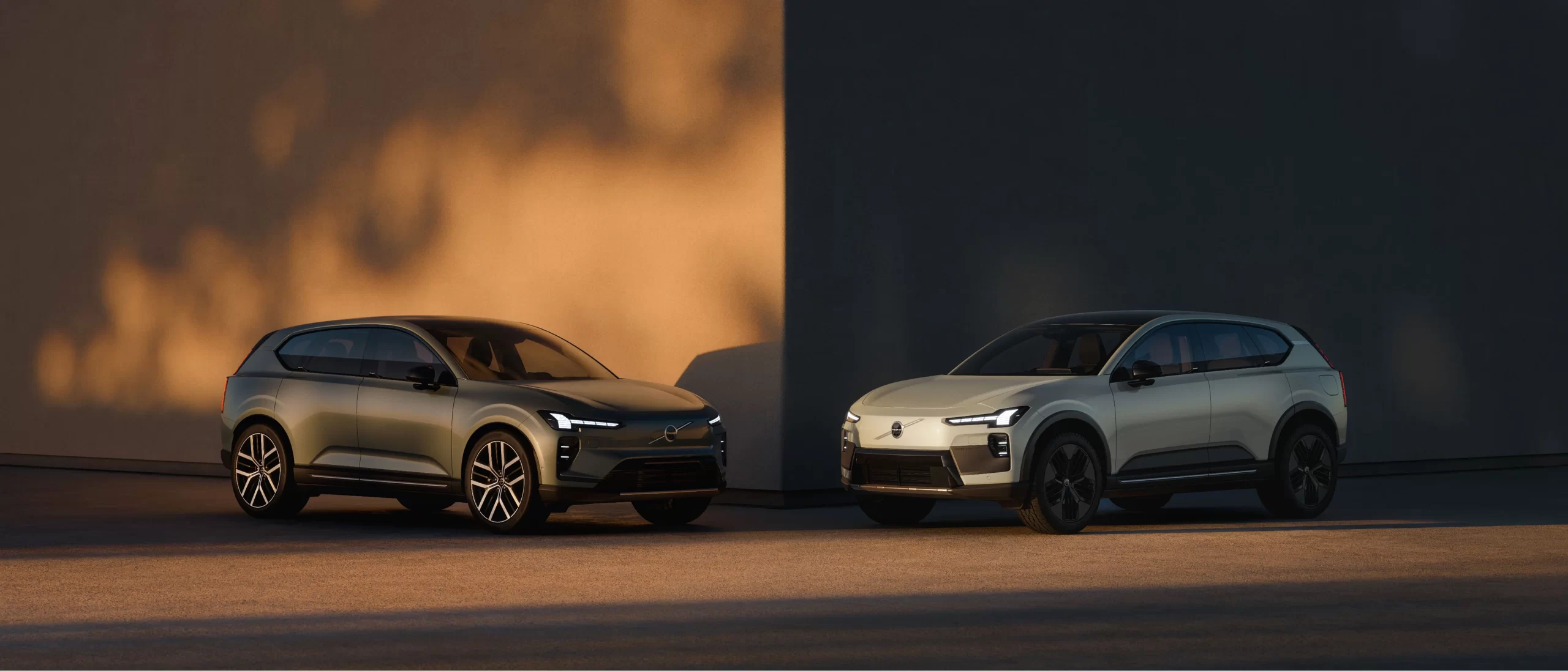 MediaPlaceholder-21-9 Volvo EX60 og Volvo EX60 Cross Country side om side