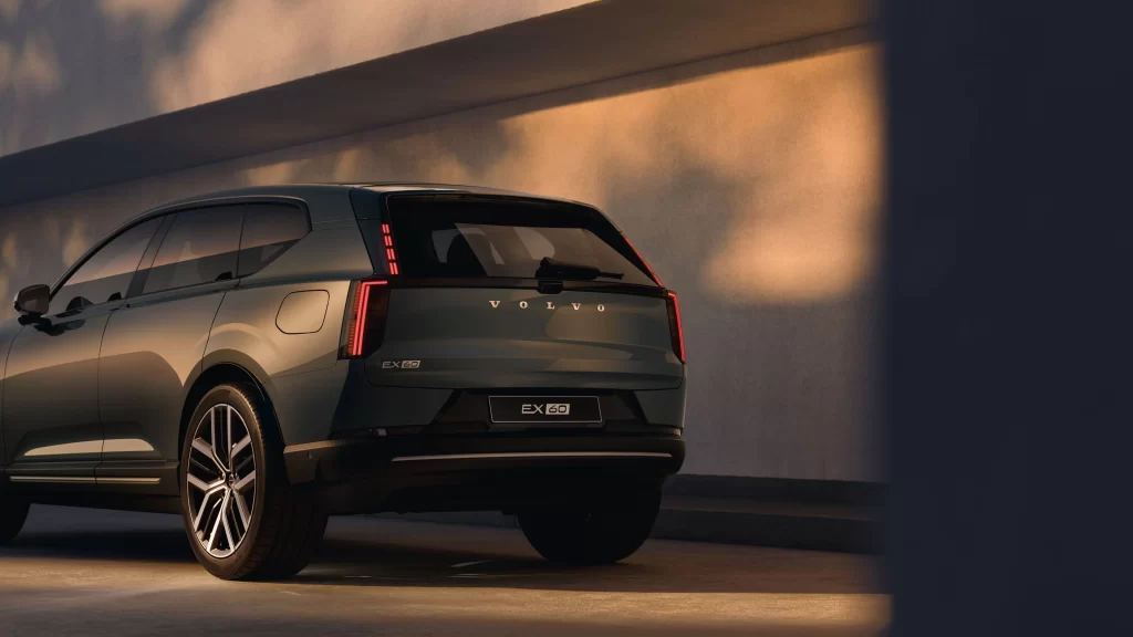 Volvo EX60 fra siden bakfra