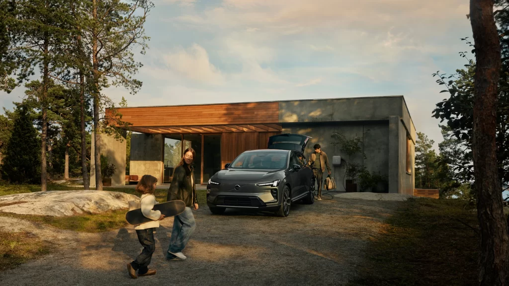 Volvo EX60 forran et skandinavisk funkishus