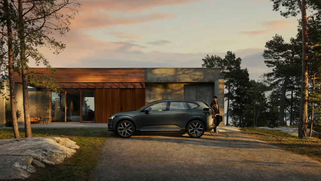 Volvo EX60 forran et skandinavisk funkishus