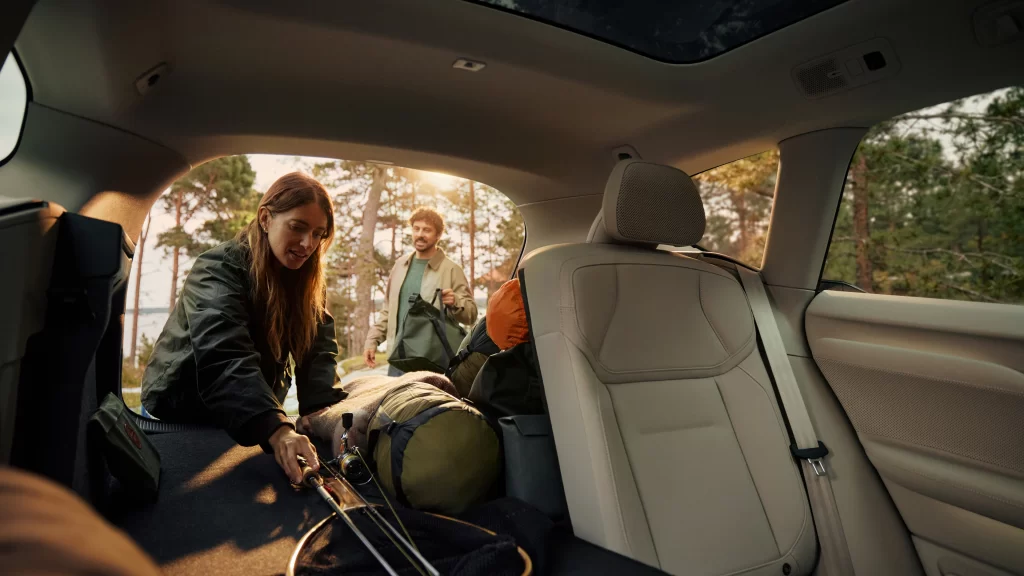 Folk som laster Volvo EX60