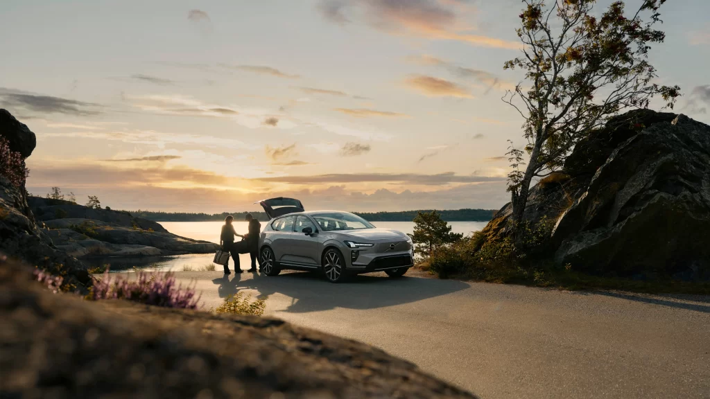 Volvo EX60 på vei ved sjøen