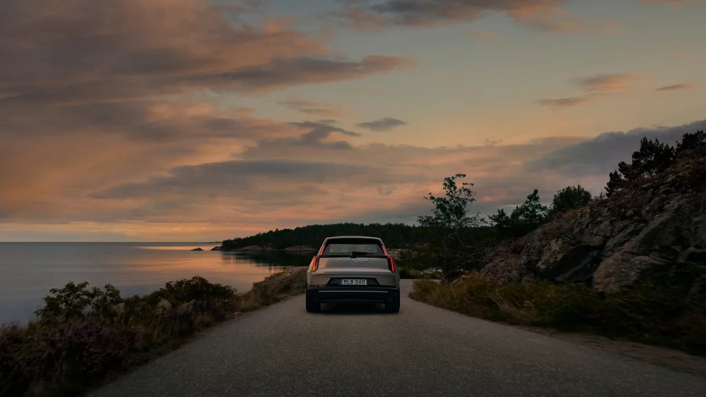 Volvo EX60 bakfra kjørende langs sjøen