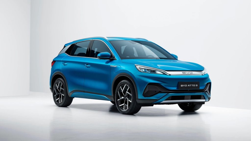 Blå BYD Atto 3 el‑SUV fotografert forfra i studio, med moderne LED‑lykter og aerodynamisk design.