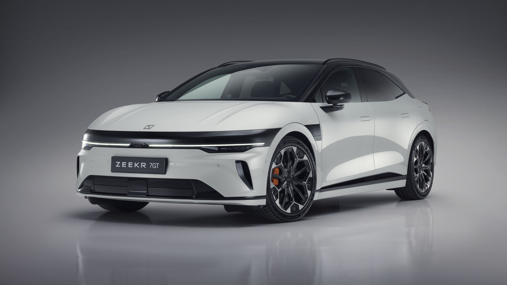 Hvit Zeekr 7GT med futuristisk front og store felger.