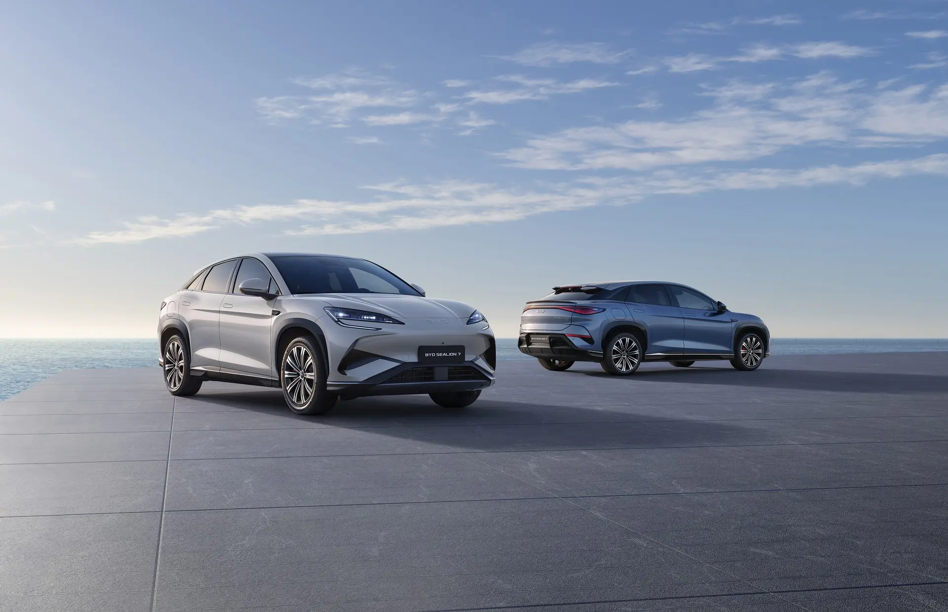 Blå BYD Atto 3 sett bakfra i skrå vinkel ovenfra, med panoramatak og sammenhengende LED‑lyslist bak.