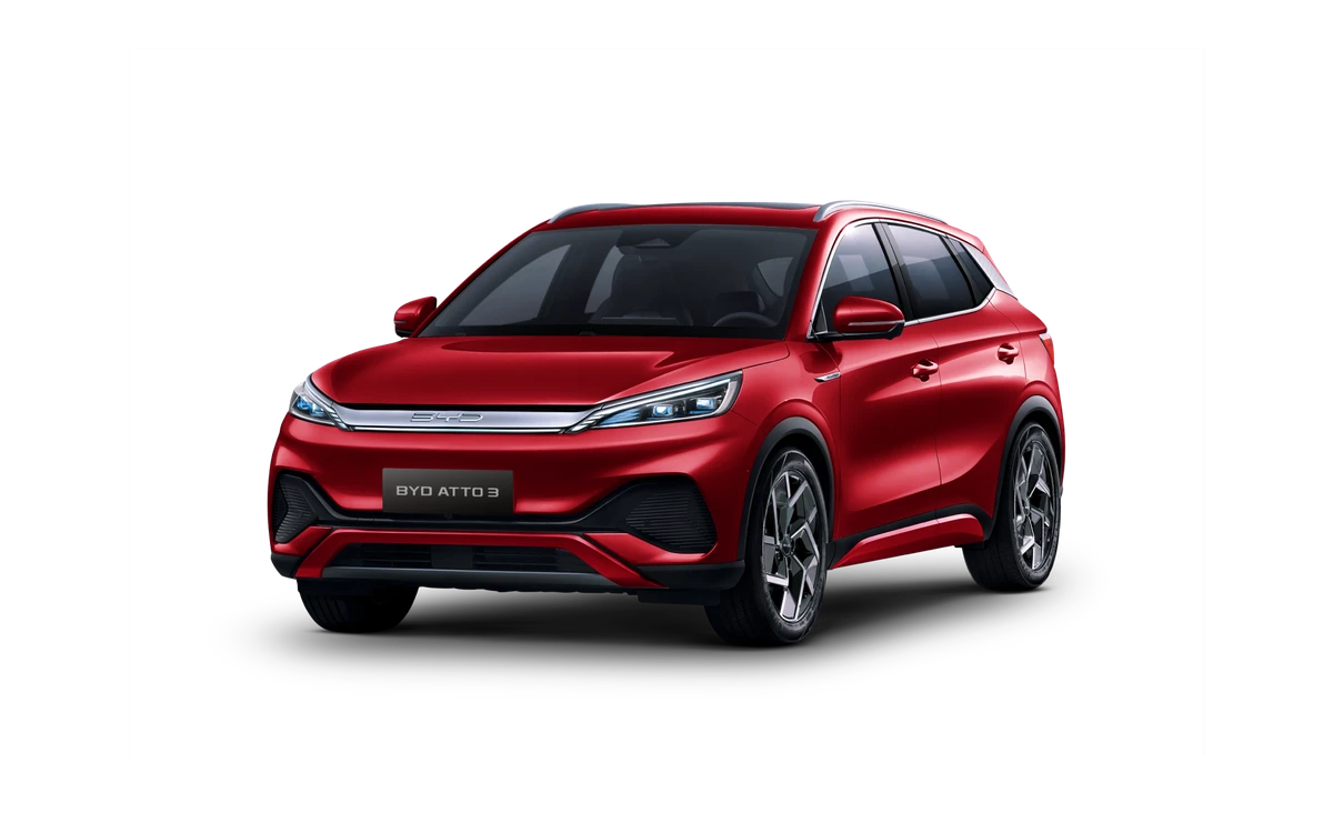 BYD Atto 3 el‑SUV på hvit bakgrunn, fotografert forfra‑høyre med elegante konturer og LED‑frontlys.