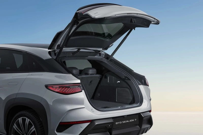 Automatisert industrisystem med metallmoduler og presise spor for håndtering av flere komponenter.