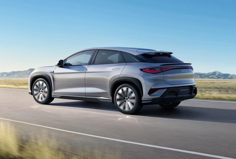 BYD Atto 3 i blå farge sett rett forfra, med skarpe LED‑lykter og BYD‑logo i grillen.