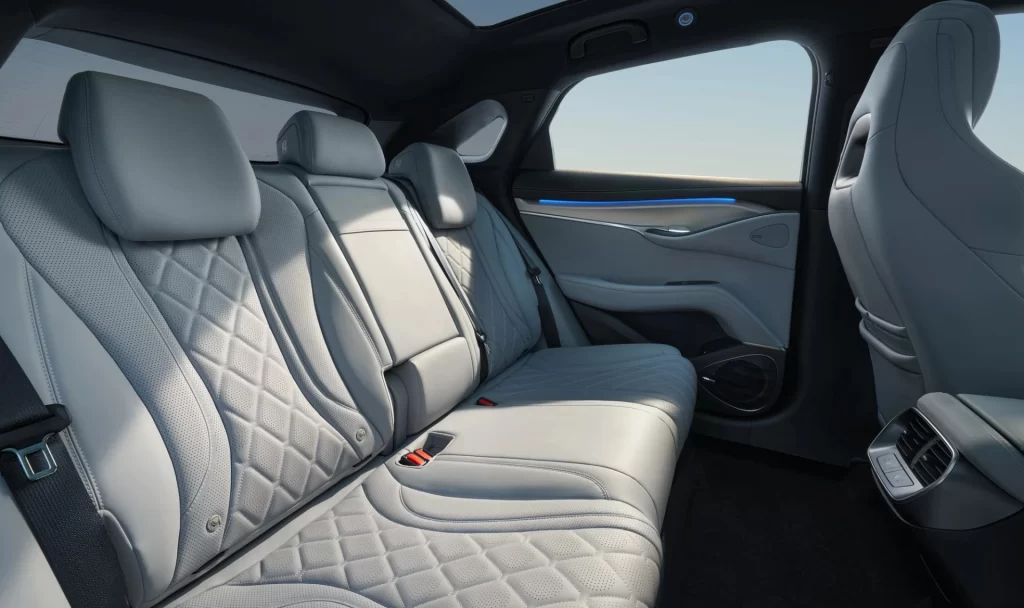 Baksetene i Sealion 7 4x4 med lyse skinnseter, diamantmønster, ventilasjon og blå ambientbelysning i dørene.