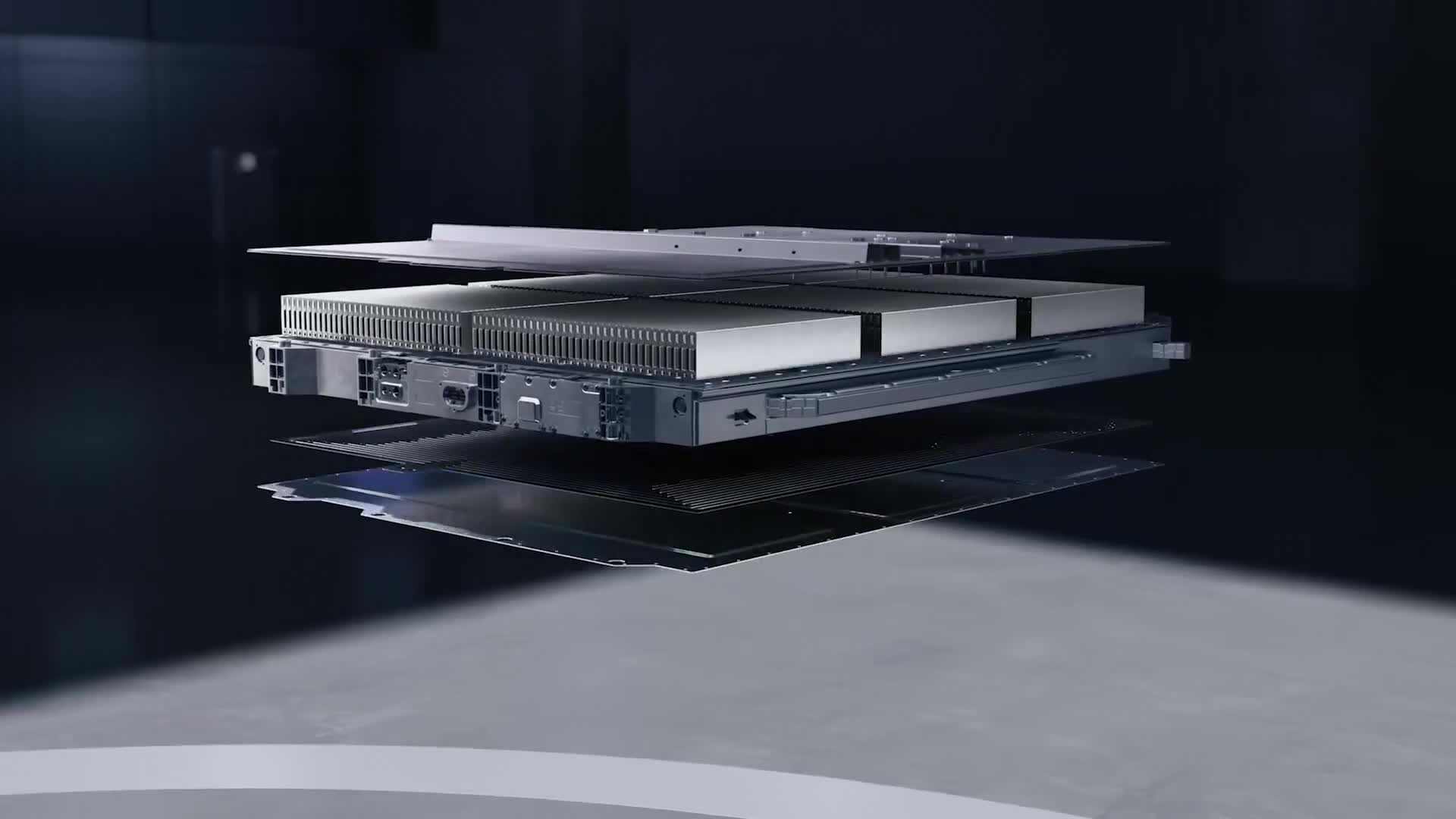 Blå BYD Atto 3 sett bakfra i skrå vinkel ovenfra, med panoramatak og sammenhengende LED‑lyslist bak.