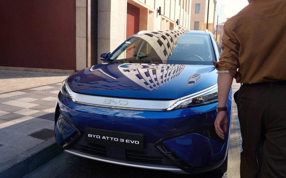 BYD EVO 4x4 i blått parkert i bygate med refleksjoner fra høye bygninger.