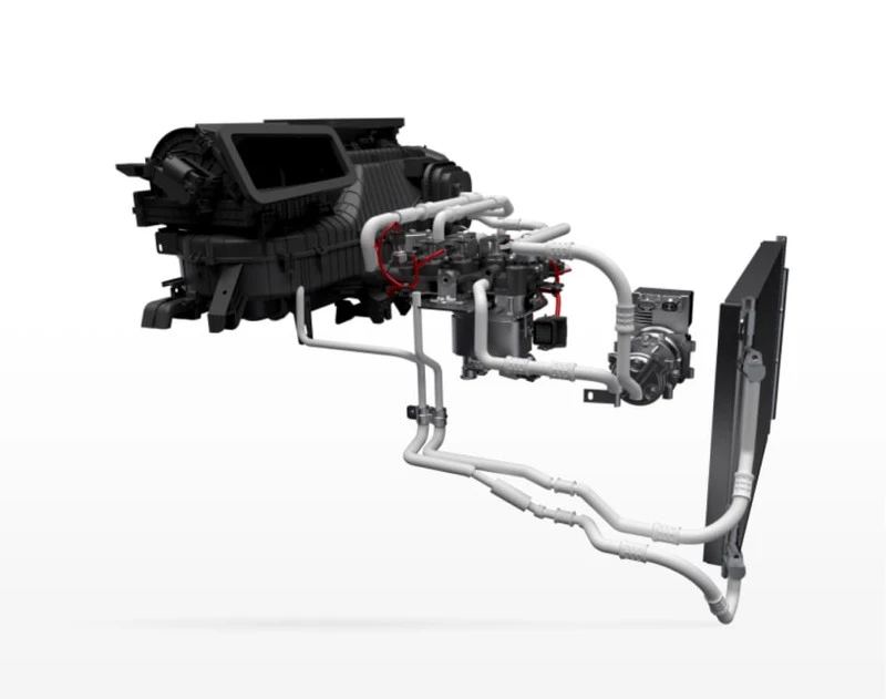 BYD Atto 3 i blå farge sett rett forfra, med skarpe LED‑lykter og BYD‑logo i grillen.