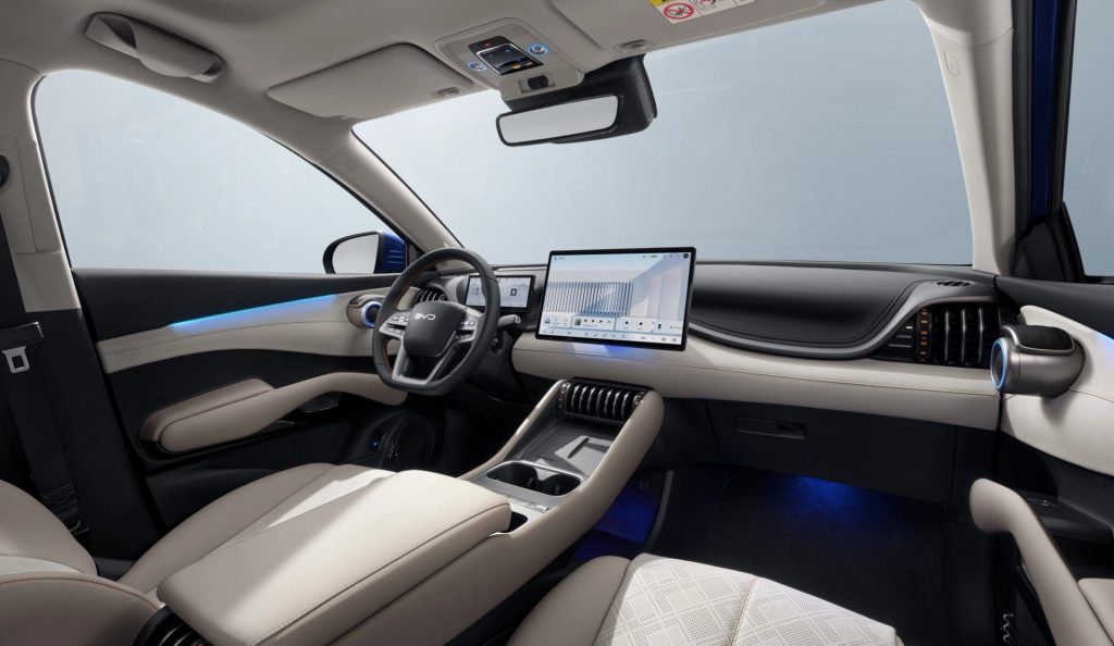 Førerplassen i BYD EVO 4x4 med digitalt instrumentpanel, stor berøringsskjerm og ambient blå belysning.