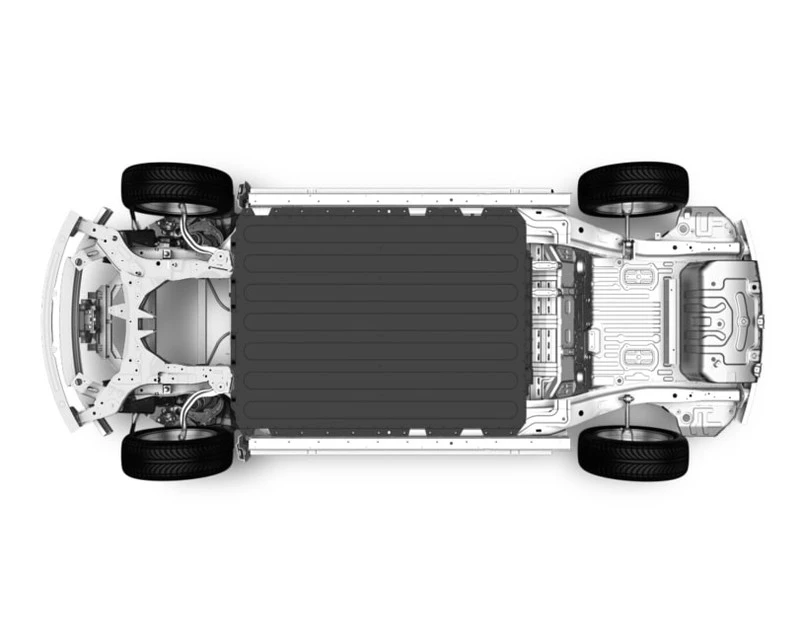Blå BYD Atto 3 som lades via ladeporten foran venstre skjerm, med detaljerte aluminiumsfelger.