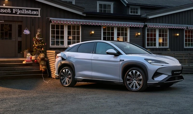 Automatisert industrisystem med metallmoduler og presise spor for håndtering av flere komponenter.