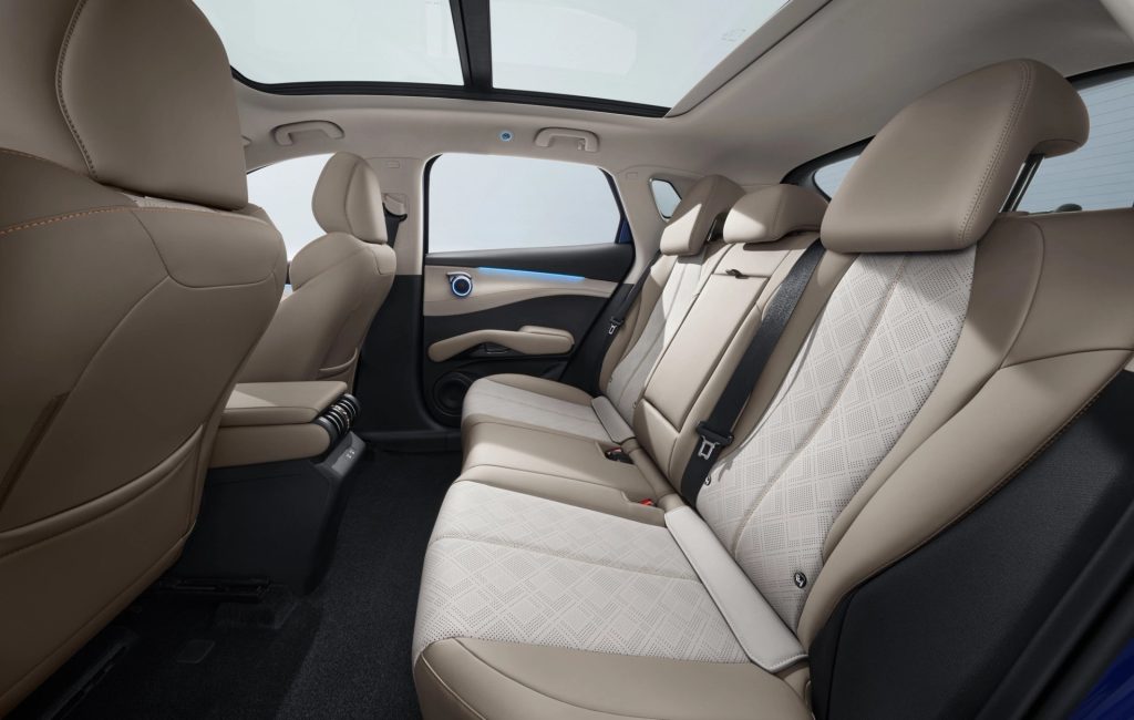 Baksetene i BYD EVO 4x4 med lyse skinnseter, diamantmønster, blå ambientbelysning og panoramatak.