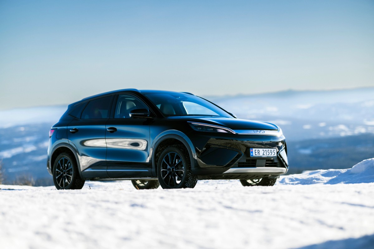 BYD EVO 4x4 i svart parkert i vinterlandskap med fjell og klar himmel i bakgrunnen.