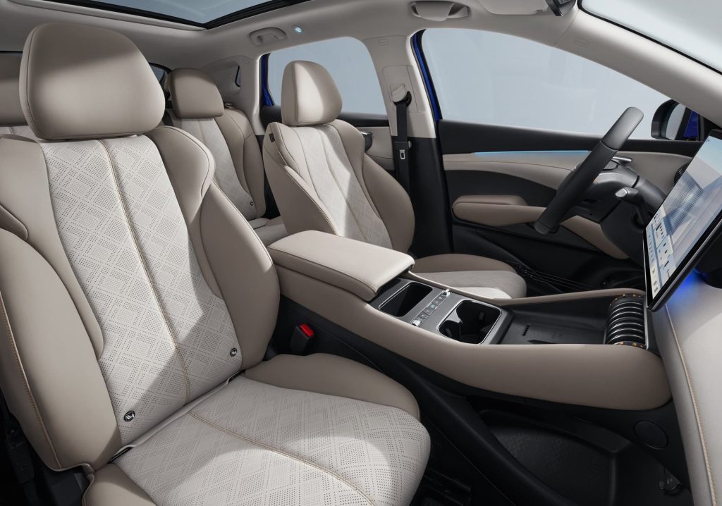 Interiøret i BYD EVO 4x4 med lyse skinnseter, diamantmønster, stor berøringsskjerm og panoramatak.