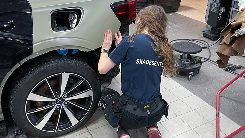 Utbedring av skade på skjerm ved Bilservice