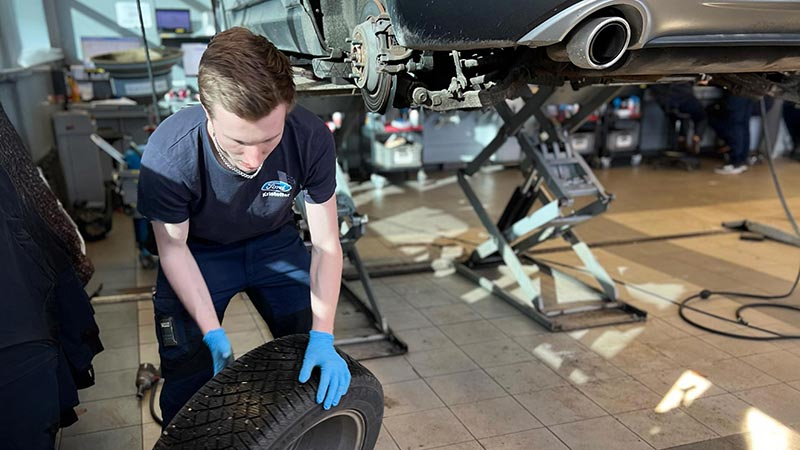 Bilservice verksted - servicemedarbeider jobber på bil