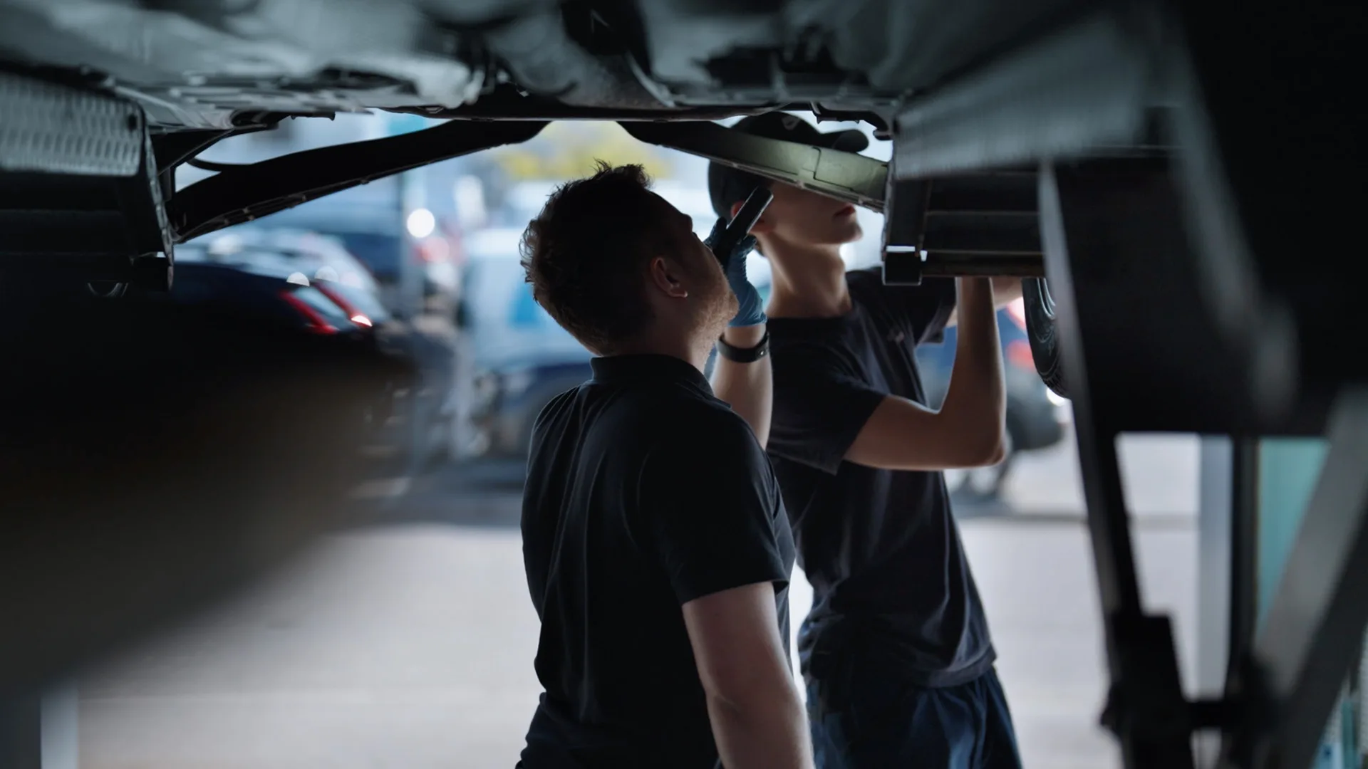 Vroomservice_foto_1920x1080.jpg Rens av bilkupé med Tunap 589 Air Sanitizer – sprayboks plassert i bilinteriør som renser luft, fjerner bakterier og dårlig lukt<br />