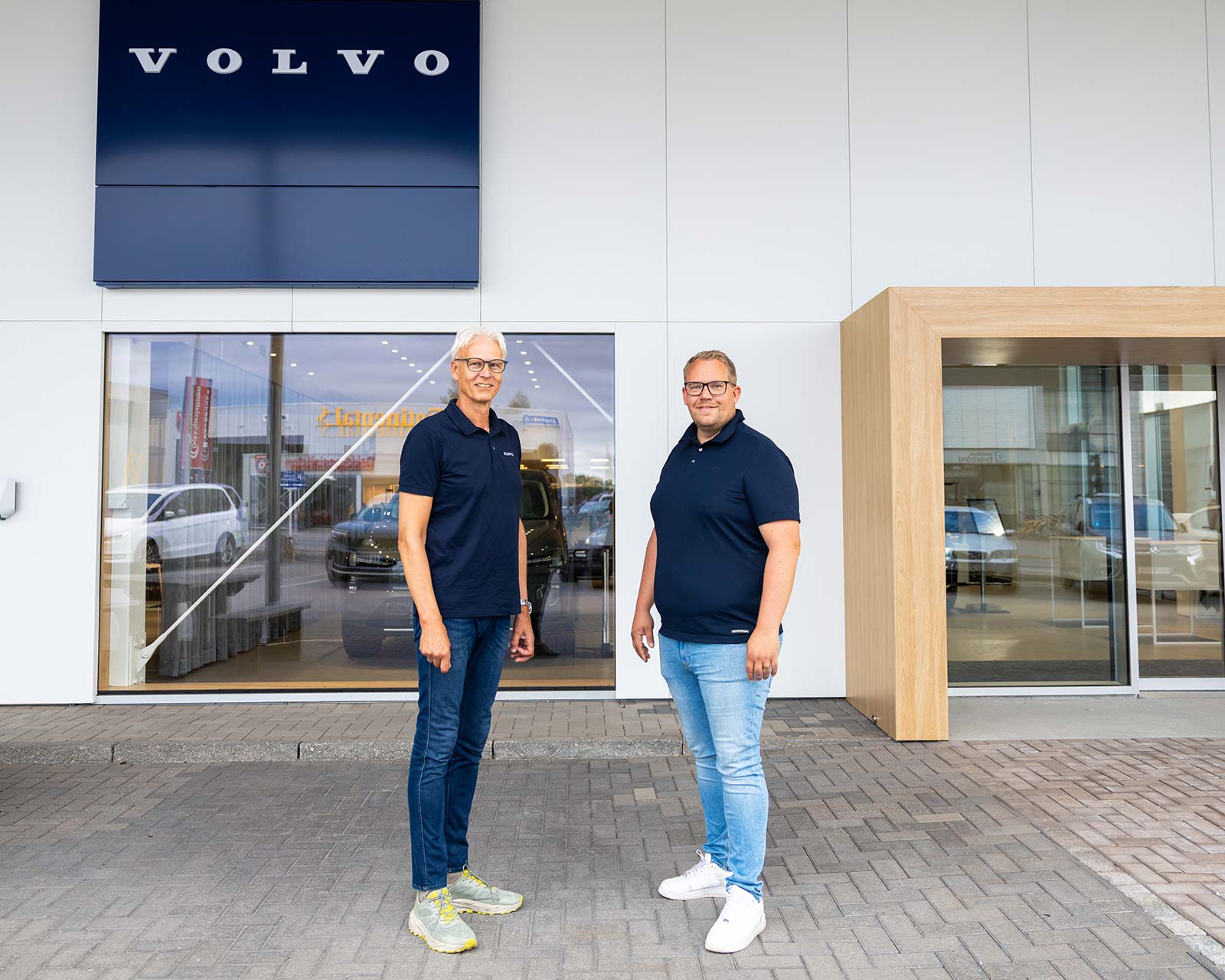 Bilservice selgere i Sandefjord uten for butikken